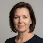 Портрет уверенного российского специалиста в деловом стиле на нейтральном фоне для сайта по педагогике